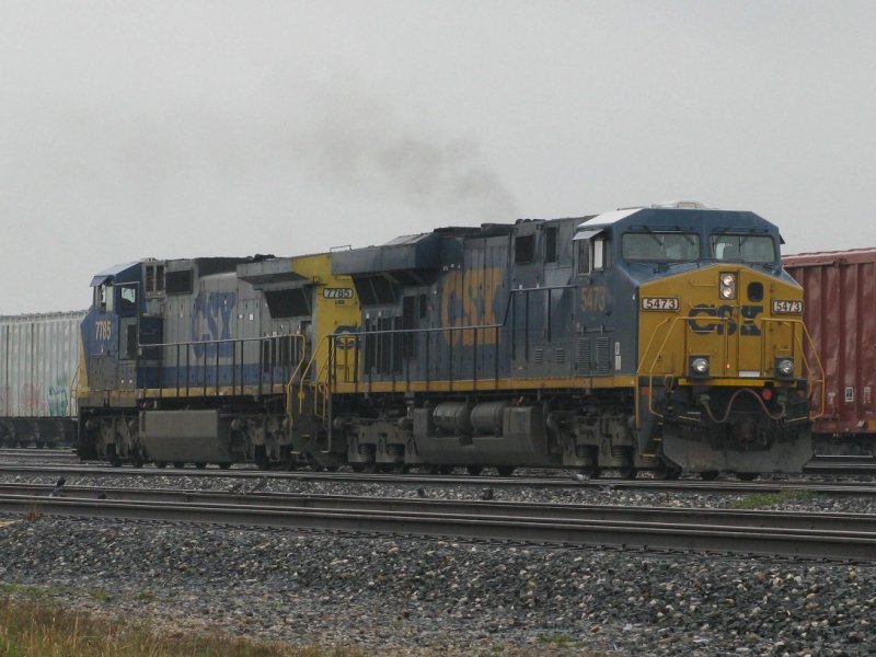 Die CSX Loks 5473 und 7785 am 15.2.2008 in Houston (Texas).