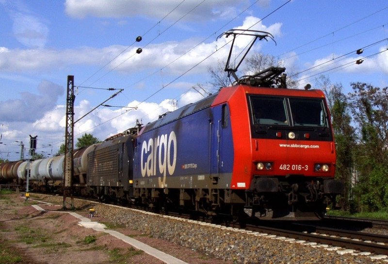 Die von CTL angemietete SBB Cargo 482 016-3 zieht die 189 911 und einen Kesselwagenleerzug aus dem Rbf. Halle.... 