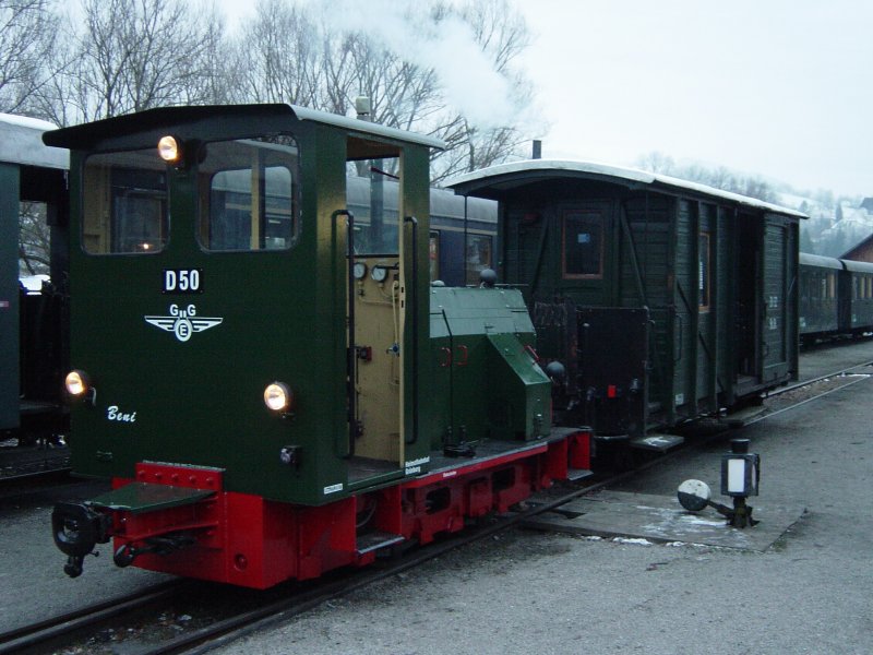 Die D50 der Steyertalbahn am 24 Dezember 2007 vor der Abfahrt des Friedenslichtzug im Bahnhof Grnburg.