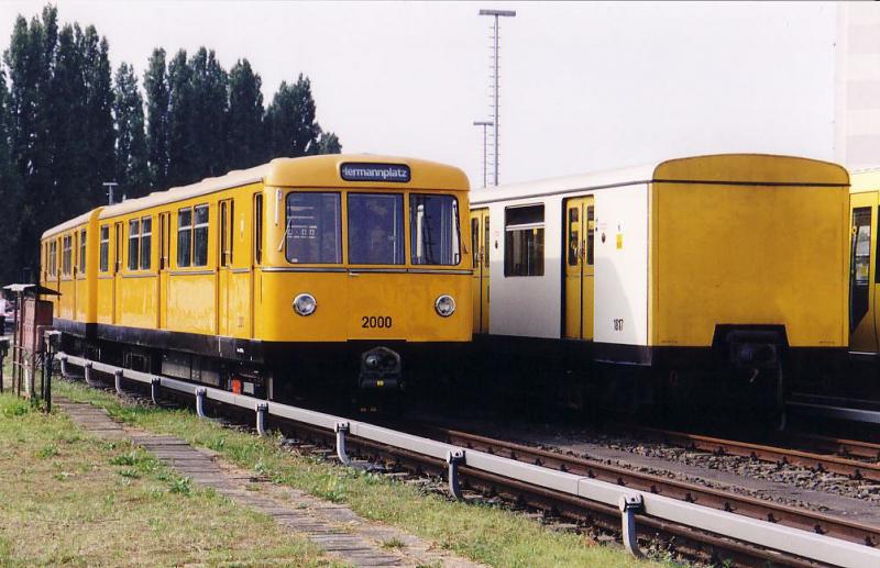 Die D57-Prototypeneinheit (Baujahr 1955/56) mit der Nummer 2000/2001 in Berlin-Friedrichsfelde. (2002)