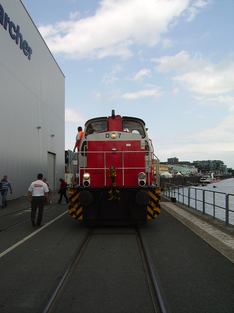 Die D7 der Hafenbahn Frankfurt am Main. Durch meine 2 Sch�lerpraktika bei der HFM Werkstatt durfte ich schon mal mit der Lok mitfahren. Au�erdem habe ich beim 2. Sch�lerpraktika die Lok abgeschliffen. Vorher war die Lok n�mlich Orange lackiert. Daher bin ich immer stolz drauf bei der Umlackierung mitgeholfen zu haben.   