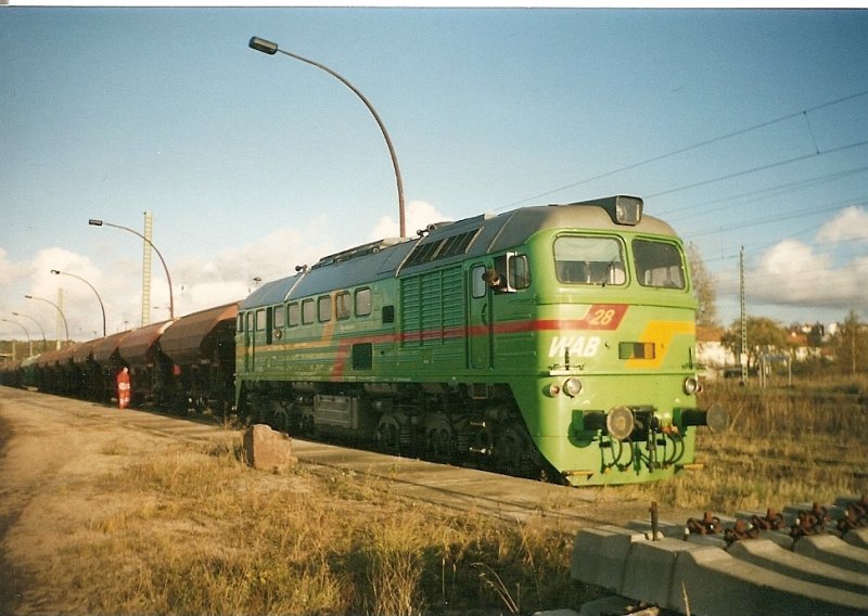 Die damalige WAB-28 Taigatrommel kam im Dezember 2002 mit einem Kieszug aus Rderau in Bergen/Rgen an.Hier steht der Zug bereits an der Ladestrae zur Entladung.Die WAB-Kieszge sind mit vielen unterschiedlichen Loks gefahren.