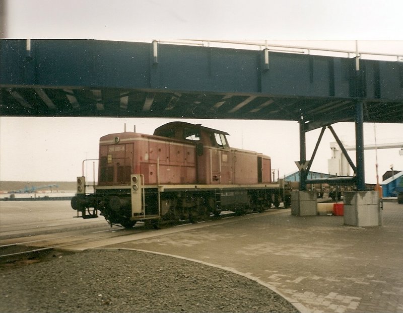 Die damals beim Bh Rostock Seehafen beheimatete 291 001 konnte man des fteren im Fhrhafen Mukran beobachten.Hier rangierte die Lok im Mrz 1999 auf dem Fhranleger.