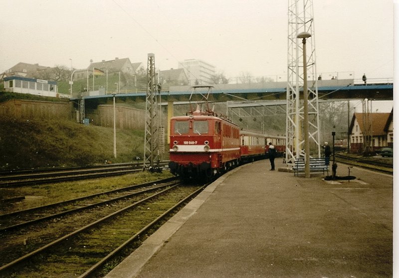 Die damals im Bw Stralsund beheimatete 109 049 brachte den damals ebenfalls im Bw Stralsund beheimateten Triebwagen 185 254 und 185 257 an den Bahnsteig im Sassnitzer Hafen.Aufnahme vom Mai 1997.
