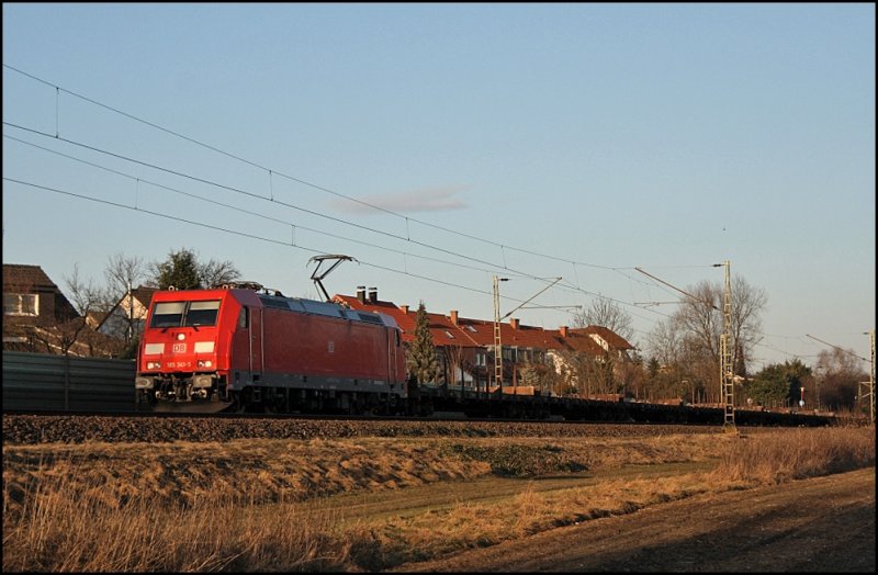 Die damals noch ganz jung ausehene 185 341 (9180 6185 341-5 D-DB) verlangsamte kurz vor dem Bahnhof Haltern am See ihr Tempo und musste vor dem Einfahrsignal zum stehen kommen. Nat�rlich kommen die  ordentlichen  Z�ge immer zur falschen Zeit....
