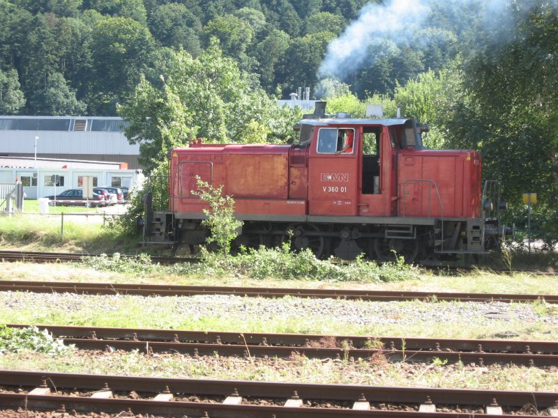 Die dampfende Diesellok V 360 01 der EMN rangiert in Hausach 30.7.07