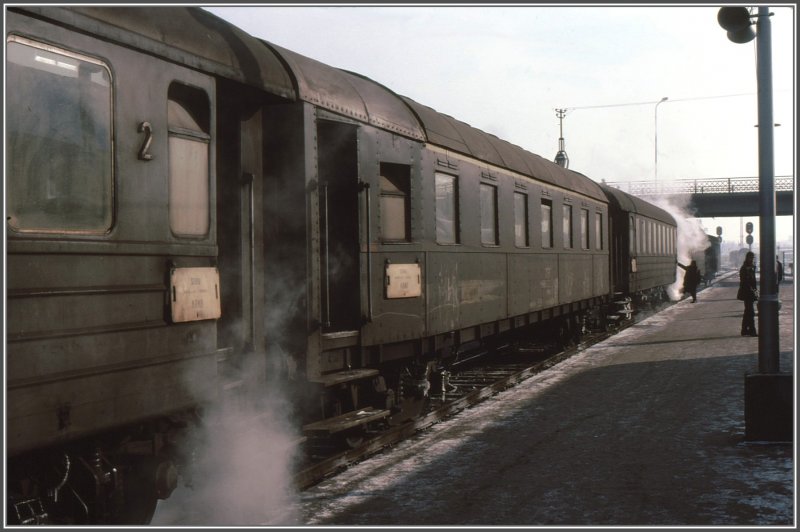 Die Dampfheizung im 1.Klasse Schrzenwagen sorgte fr eine angenehme Wrme. Im Hintergrund ist wohl die Brcke zu sehen, von der Manfred gestern geschrieben hat. (Archiv Sibiu 12/1978)