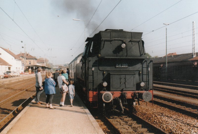 Die Dampflock 64 289 im Bahnhof in Villingen/Schwarzwald im Jahr 1999 (Bild Gescant)