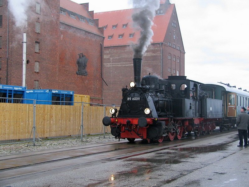 Die Dampflock 89 6009 im Hafen von Stralsund sie wurde zum Anla� der feierlichen �bergabe des neu erbauten S�dhafen als Bef�rderung der G�ste genutzt. 