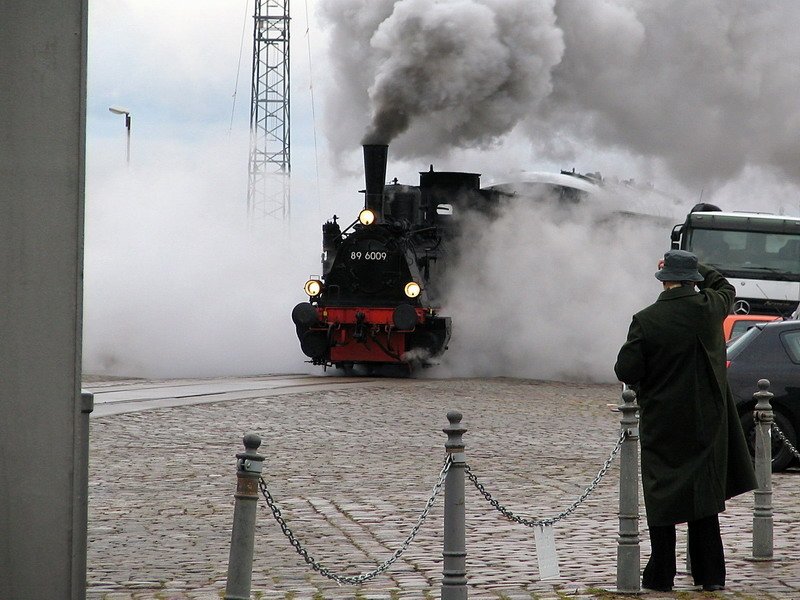 Die Dampflock 89 6009 zu Gast aus Dresten in Stralsund zur feierlichen bergabe des Sdhafen in Dampf gehllt.
