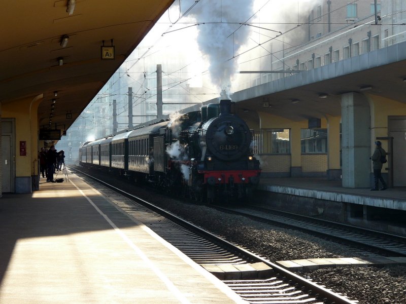 Die Dampflok 64.169 bei der Ausfahrt des Sonderzuges  Saint Valentrain  in Brssel Nord, zur Untersttzung war Diesel Museumslok 210077 (Ex 6077) am Zugende angehngt. 17.02.08      
