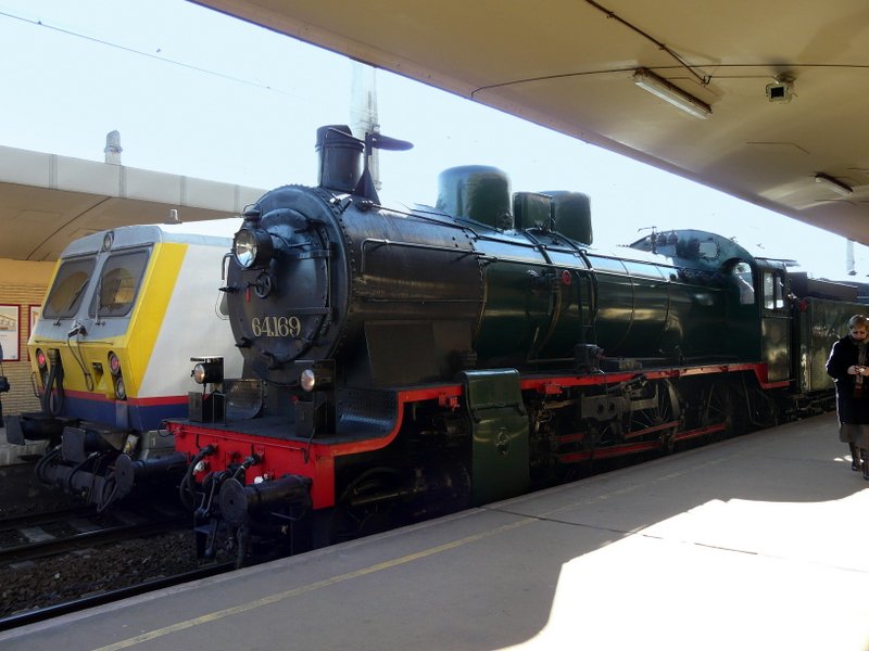 Die Dampflok 64.169 steht bereit zu einer der Sonderfahrten zum Valentinstag rundum Brssel (Saint Valentrain). Diese fanden am 16. und 17. Februar bei herrlichem Wetter statt. Fotografiert am 17.02.08 kurz vor der 2. Sonderfahrt dieses Tages.      