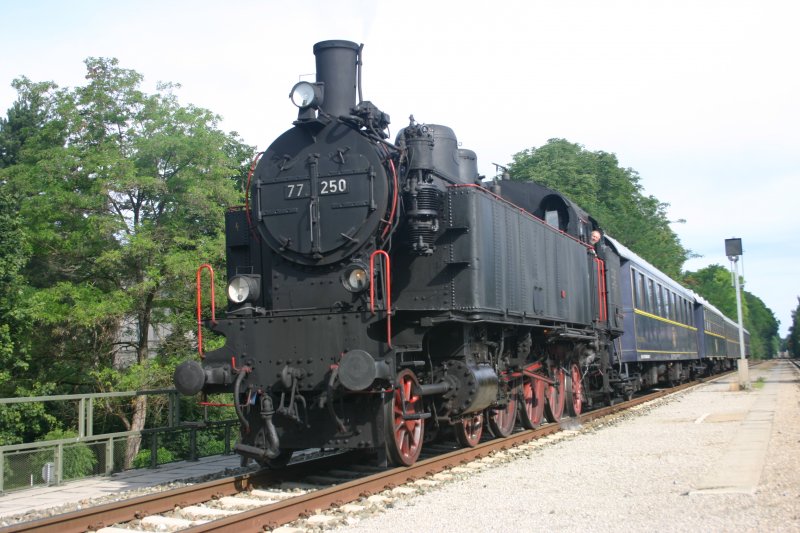 Die Dampflok 77.250 auf dem Viadukt kurz vor dem Bahnhof Bad Sauerbrunn. Kurz vor dem Befllen mittels Tankwagen der FF Bad Sauerbrunn.Aufgenommen wurde die Lok der Firma Brenner und Brenner am 23.6.07 