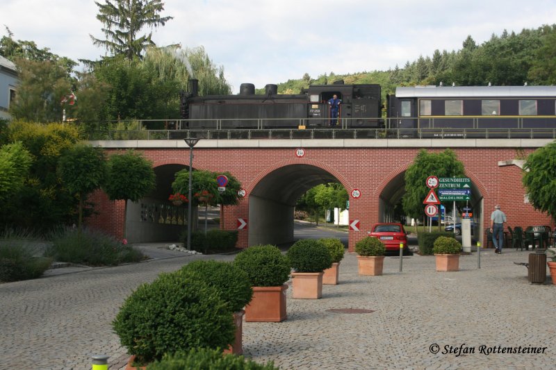 Die Dampflok 77.250 von Brenner und Brenner bei der Einfahrt in den BAhnhof Bad Sauerbrunn. Viadukt und Hauptplatz sind wunderschn hergerichtet