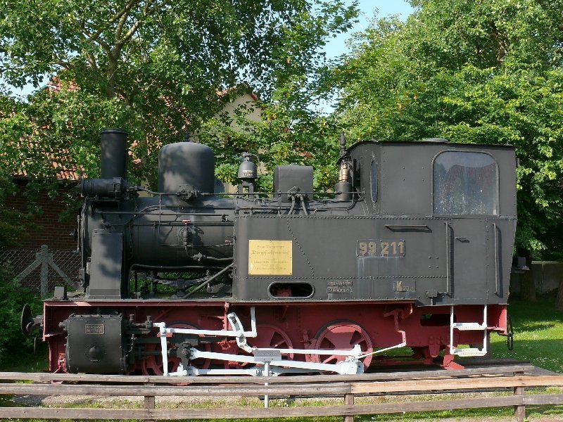 Die Dampflok 99 211 trug diese Nummer Zeit Ihres Lebens und war stets in Wangerooge zuhause.
Sie wurde 1929 mit der Fabriknummer 21443 bei Henschel in Kassel gebaut.

Seit 1968 Denkmallok beim alten Leuchtturm in Wangerooge-Ort.  
02.06.2007 