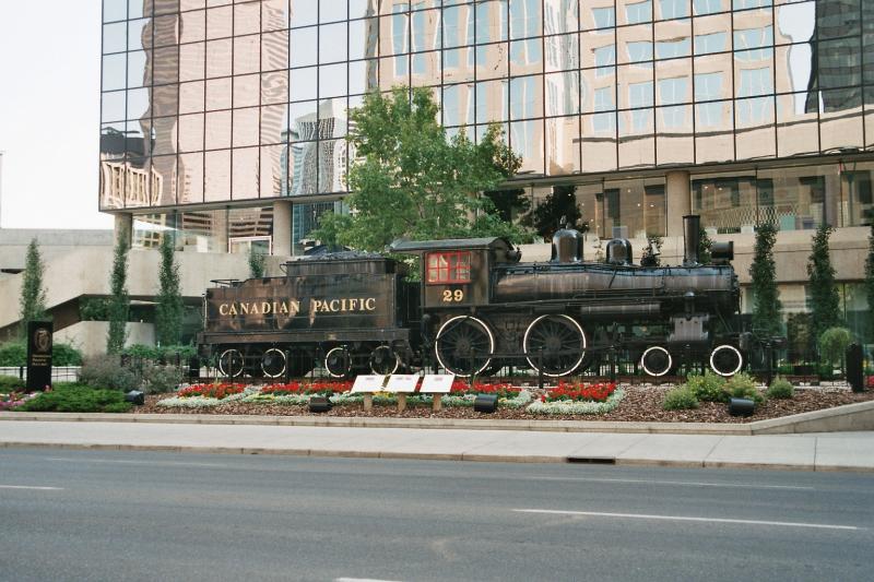 Die Dampflok der Baureihe 29 der Canadian Pacific seht vor dem Bahnhof in Calgary. Weil die Pasagierzge in Canada nicht mehr so oft fahren, ist der Bahnhof-Calgary nur noch fr Touristen, die eine Fahrt gebucht haben zugenglich. 