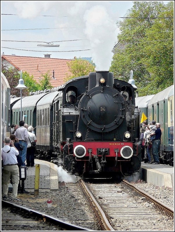 Die Dampflok D-n2t N 34  Losheim  des Museums-Eisenbahn-Clubs Losheim kommt am 31.05.09 mit ihren historischen Wagen im Bahnhof von Losheim am See an. (Jeanny)