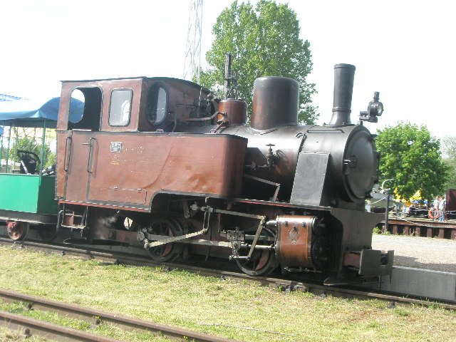 Die Dampflok des Ziegeleiparks steht am 9.5.2009 mit einem Zug zur Tongrube fr die Abfahrt bereit.