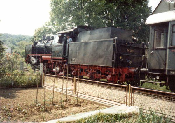 Die Dampflok mit der Nr.24-009 fuhr das letzte Mal an meiner Taufe im Mai 1990 durch Untergimpern.
(SWEG Strecke Meckesheim-Aglasterhausen-Hüffenhardt)
Mehr Bilder der Strecke auf meiner Homepage!!!