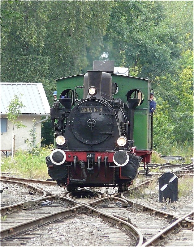 Die Dampflok N 9  Anna  ist eine Maschine vom Typ  Crefeld  (Cn2t, Hohenzollern 2227/1908) und gehrt zur Familie der  verstrkten T 3 . Sie ist ein Geschenk des Eschweiler Bergwerkvereins, welcher sie 1985 noch betriebsfhig aufarbeitete und die Hobby Museumsbahner des  Train 1900  sind fr diese grozgige Geste heute noch dankbar. 17.08.08 (Jeanny)