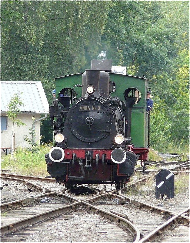 Die Dampflok N 9  Anna  ist eine Maschine vom Typ  Crefeld  (Cn2t, Hohenzollern 2227/1908) und gehrt zur Familie der  verstrkten T 3 . Sie ist ein Geschenk des Eschweiler Bergwerkvereins, welcher sie 1985 noch betriebsfhig aufarbeitete und die Hobby Museumsbahner des  Train 1900  sind fr diese grozgige Geste heute noch dankbar. 17.08.08 (Jeanny)