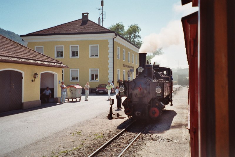 Die Dampflokomotive 3 der Zillertalbahn im Bahnhof Jennbach an 
einem warmen Sommertag. Sie wird in krze ihren Zug ankoppeln
und losdampfen!
