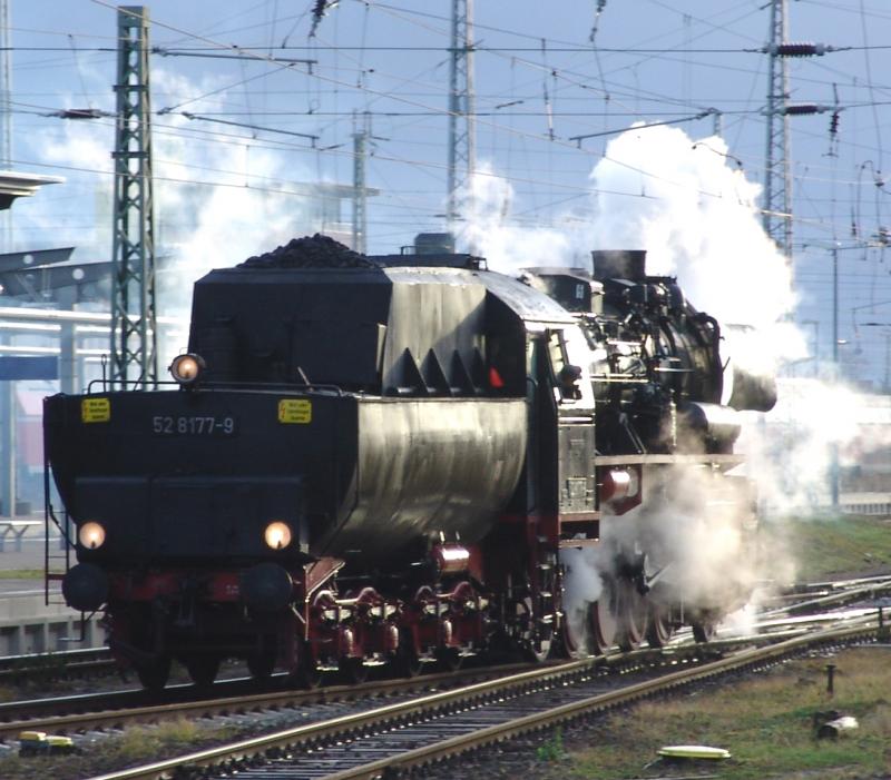 Die Dampflokomotive 52 8177-9 wird anlsslich der Erffnung der neu ausgebauten Eisenbahnstrecke Rvershagen-Graal-Mritz im Rostocker Hbf.fr den Sonderzug bereitgestellt.Aufgenommen am 18.12.04