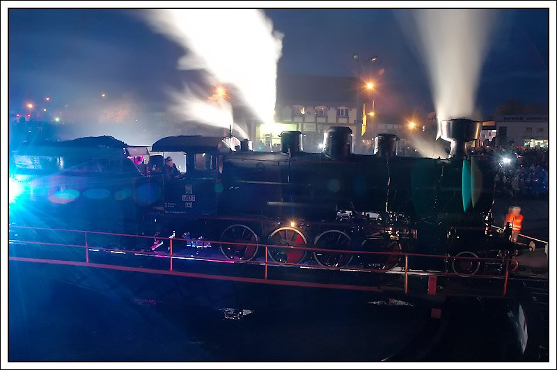 Die Dampflokomotiven Tr12-25 und Ty2-911 von BW Chabwka sind ebenfalls fr die Dampflokparade 2008 nach Wolsztyn gekommen. Hier auf der Drehscheibe bei der Abendparade am 2.5.2008 zu sehen: Tr 12-25 (ex BB 270 - ex DRB 56.3522). Sie wurde 1920 auf Vorrat in Wien Floridsdorf unter der Nummer 270.203 gebaut.