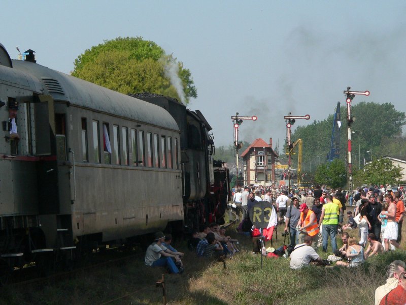 Die Dampflokparade zieht jedes Jahr Tausende Menschen ins ruhige Wolsztyn. Dieses Foto sieht gefhrlicher aus als es ist, der Personenzug mit Ol49 23 war hier whrend der Parade geparkt. 28.4.2007
