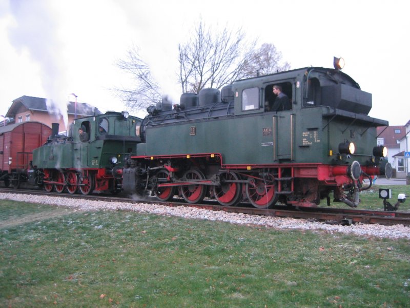Die Dampfloks Nr. 11 und Nr. 16 der GES beim Halt in Frickenhausen
