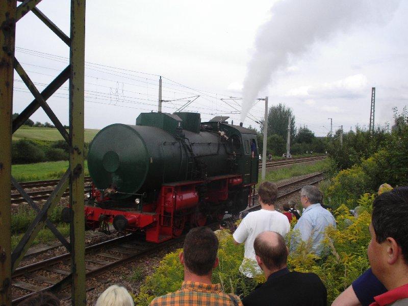 Die Dampfspeicherlok der Bauart Meiningen des SEM Chemnitz nimmt an der Lokparade zum Heizhausfest teil.