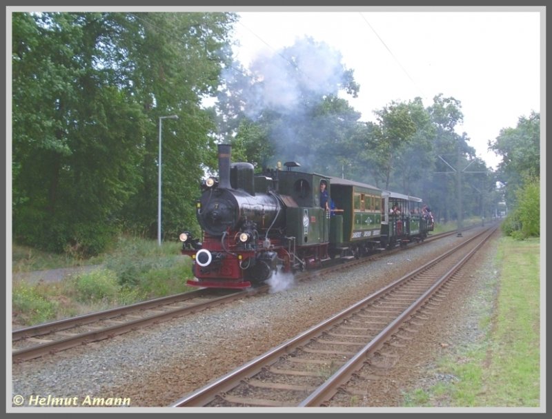 Die Darmstdter Dampfstraenbahn, dort liebevoll  Feuriger Elias  genannt, pendelte am 07.09.2008 mit ihrem Zug ebenfalls zwischen Darmstadtium und Griesheim Wagenhalle. Diese Aufnahme gleichen Datums zeigt den Zug kurz vor der Haltestelle Maria-Goeppert-Strae.