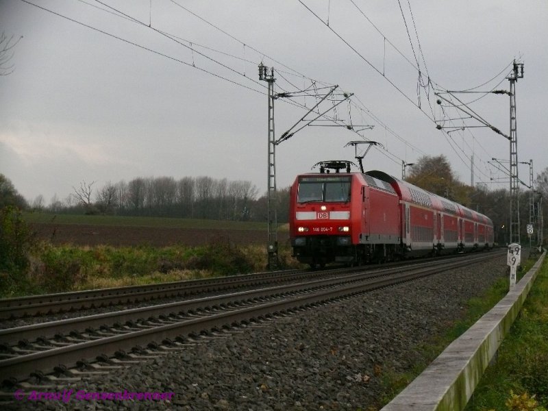 Die DB 146 004 mit Doppelstock-Wendezug unterwegs als RE1 von Aachen nach Hamm.
20.11.2008 Langerwehe 