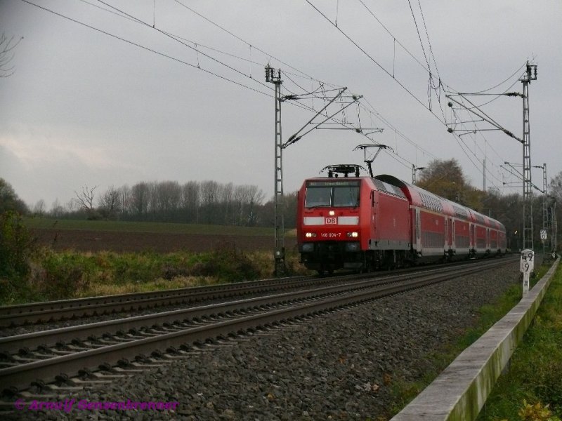 Die DB 146 004 mit Doppelstock-Wendezug unterwegs als RE1 von Aachen nach Hamm.
20.11.2008 Langerwehe 