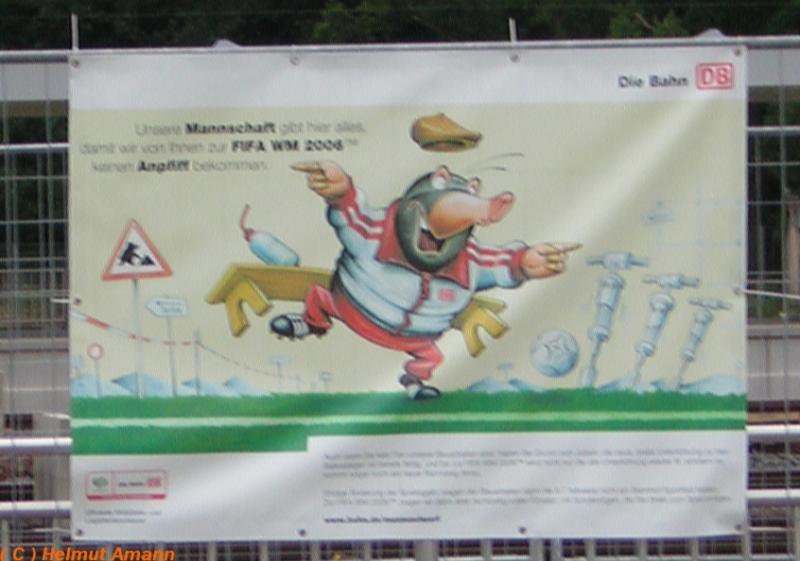 Die DB ist auch manchmal originell, wie der Text dieses Plakates 
am Bahnhof Frankfurt am Main - Sportfeld beweist, das die Fahrgste
auf die Umbauarbeiten im Zuge der Bahnhofsmodernisierung fr die
Fuballweltmeisterschaft 2006 hinweist. 