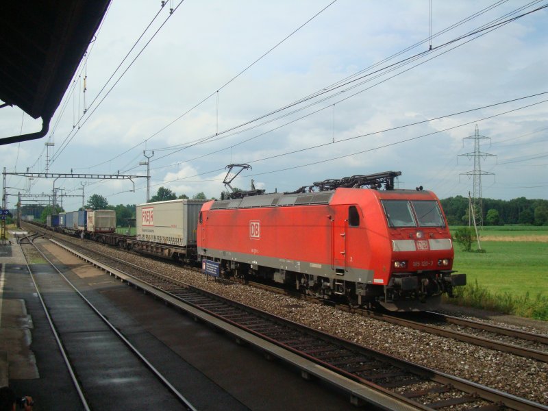 Die DB-BR 185 120 mit KLV-Zug nach Chiasso bei der Durchfahrt in Oberrti whrend einer kurzen Gewitterpause am 03.07.2008