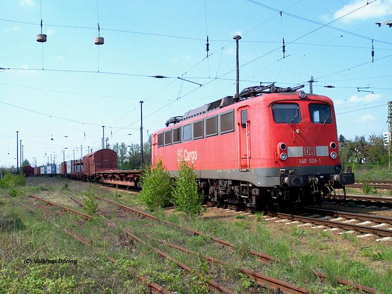 Die DB Cargo-Lok 140 528 wartet abgebgelt mit einem Gterzug in Coswig - 28.04.2004
