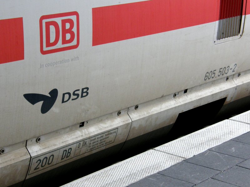 Die DB und die dnische DSB teilen sich die Fahrauftrge zwischen Hamburg und Kopenhagen als Kooperation. Hier ICE-TD 605 503 im Bahnhof Puttgarden am 10.08.2008.