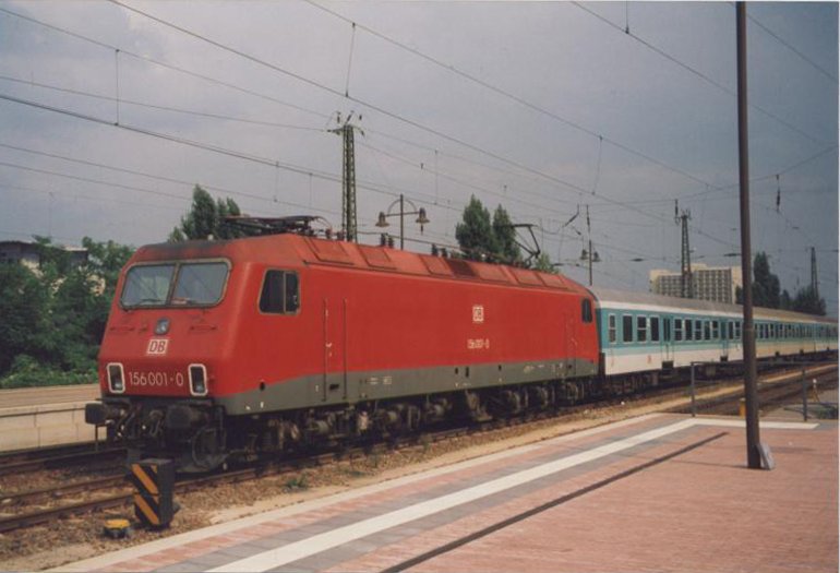 Die DB E 156 001-0 wartet mit einem Zug des Nahverkehrs (RB/RSB)in Dresden Hbf am 24. August 1995 auf den nchsten Einsatz.

