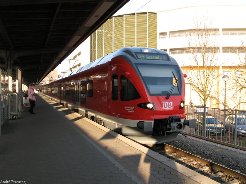 Die DB-Variante des Stadler Flirts (ET 427) wartet am frostigen 23.12.07 im Stralsunder Hbf auf die Abfahrt in Richtung Sassnitz (Rgen).
