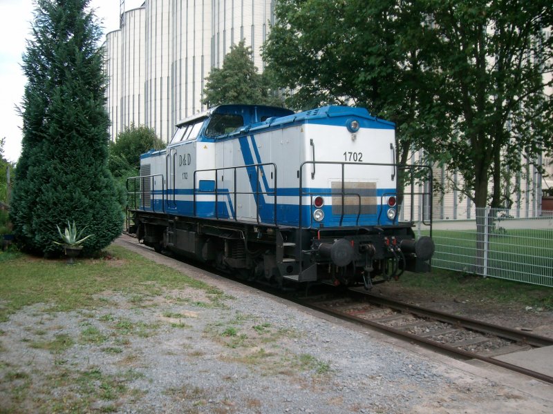 Die D&D Lok 1702 wartet am 1.8.09 in Bad Langensalza Ost auf ihre Schwesterlok 1701,die in der Heyl-Mhle rangieren tut.Sie fahren zu zweit,von Bad Langensalza Ost nach Bremen und zurck.