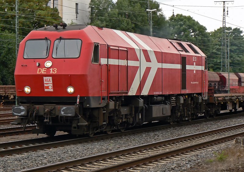 Die DE-13 bei der Durchfahrt mit gemischtem Gterzug in Kln West.