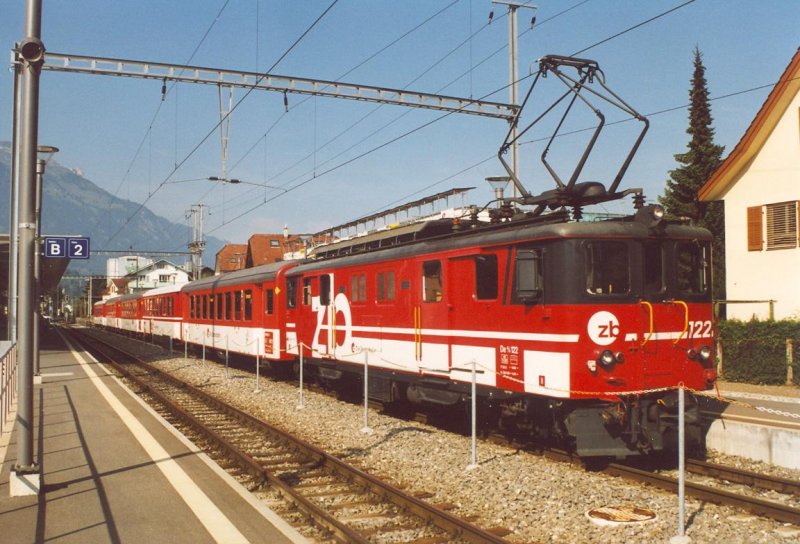 Die De 4/4 122 zieht am 9. September 2006 die S5 in Richtung Giswil und h�lt hier in Sarnen.