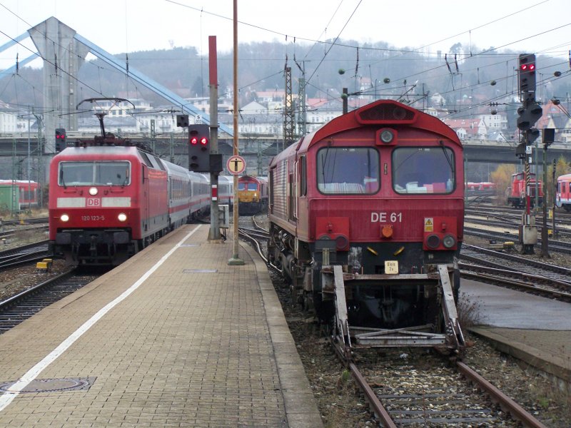 Die DE 61 der HGK war am 24.November 2007 in Ulm Hbf abgestellt. Zur gleichen Zeit fuhr 120 123-5 mit einem IC nach Innsbruck in den Bahnhof ein. Im Hintergrund sieht man noch eine weitere Lok der HGK.
