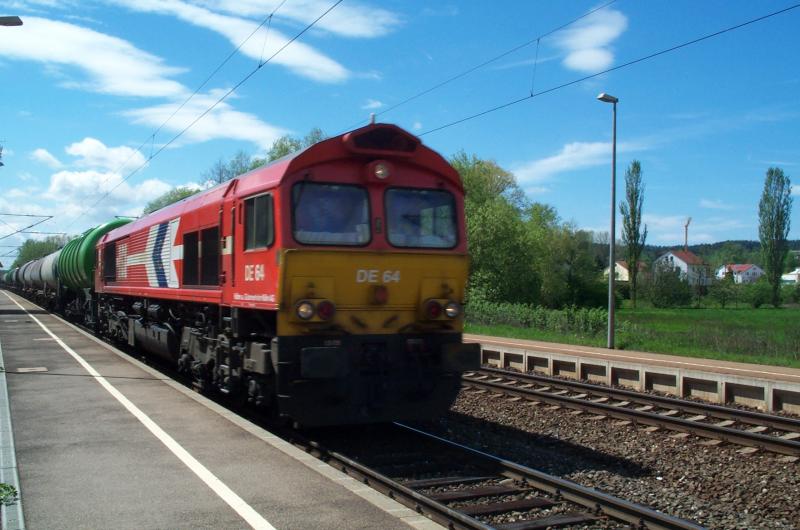 Die DE 64 durchfhrt den Bahnhof Kps am 05.05.05 in Richtung Saalfeld