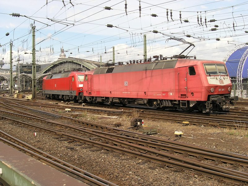 Die defekte 120 139-1 wird am 22.7.2009 von einer BR 101 durch den Klner Hauptbahnhof geschleppt.