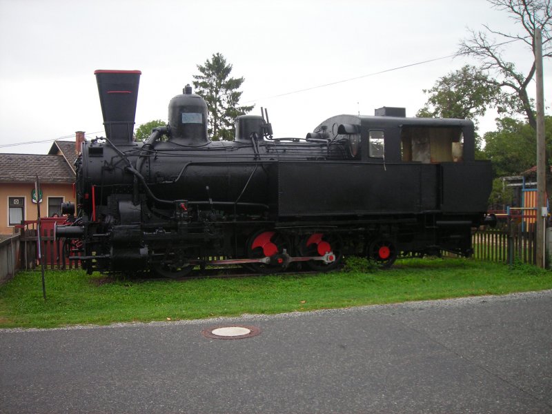 Die Denkmallok 97.210 der srb vor dem Bahnhof Gropetersdorf