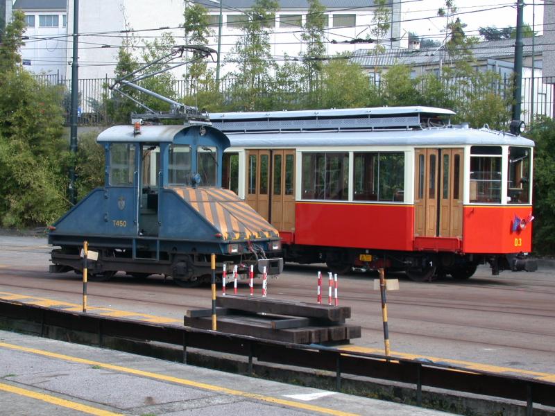 Die Depotanlage in Sassi besitzt eine Oberleitung und das vermutlich nur fr die Rangierlok T450, denn die Triebwagen beziehen den Strom von einer seitlichen Stromschiene.(20.04.2006)