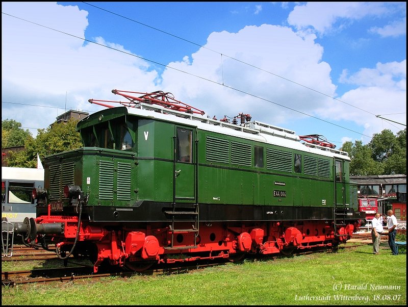 Die Dessauer Museumslok E44 044 hat am 27.05.07 im Dessauer AW eine neue Abnahme erhalten und glnzt nun auf dem Bw-Fest in Lutherstadt Wittenberg, 18.08.07.