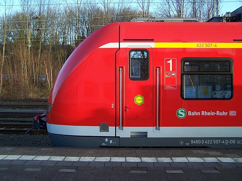 Die Detailierte Seitenansicht vom Steuerwagen des 422 007 am 22.12.08 in Recklingehausen Hbf.